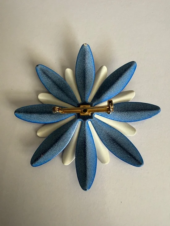 Vintage Blue White and Red Metal Flower Brooch - Picture 3 of 7